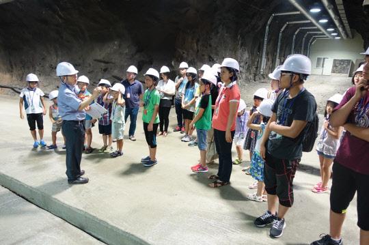 지난해 열린 원자력연의 '연구원 개방의 날 프로그램'에 참가한 청소년들이 지하처분연구시설(KURT)을 둘러보고 있다.  원자력연 제공